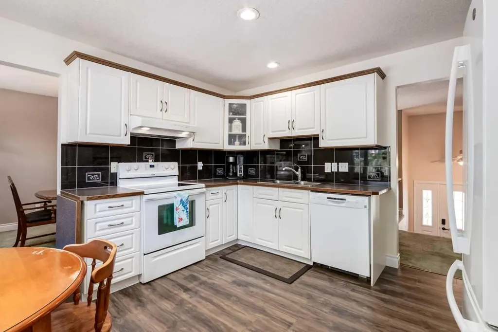216 Cannington Place SW Calgary AB T2W 1Z8