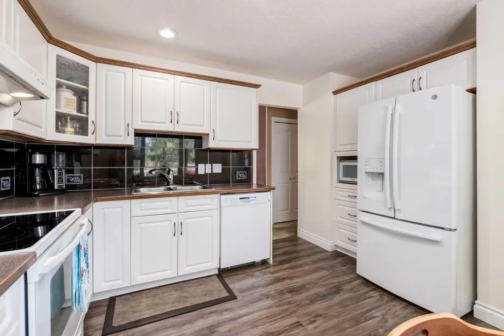 216 Cannington Place SW Calgary AB T2W 1Z8