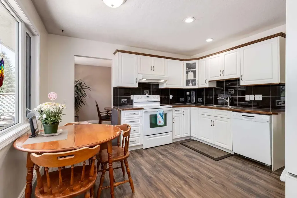 216 Cannington Place SW Calgary AB T2W 1Z8