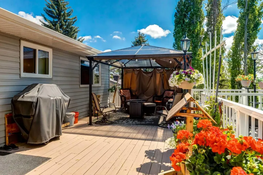 216 Cannington Place SW Calgary AB T2W 1Z8