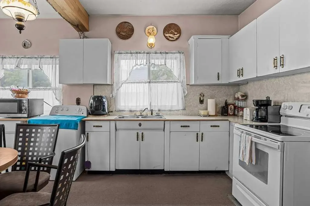 5 Mt. Laurie Road Exshaw AB T0L 2C0