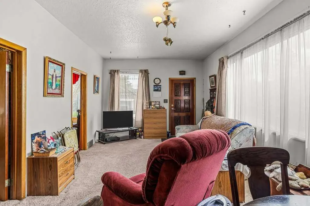5 Mt. Laurie Road Exshaw AB T0L 2C0