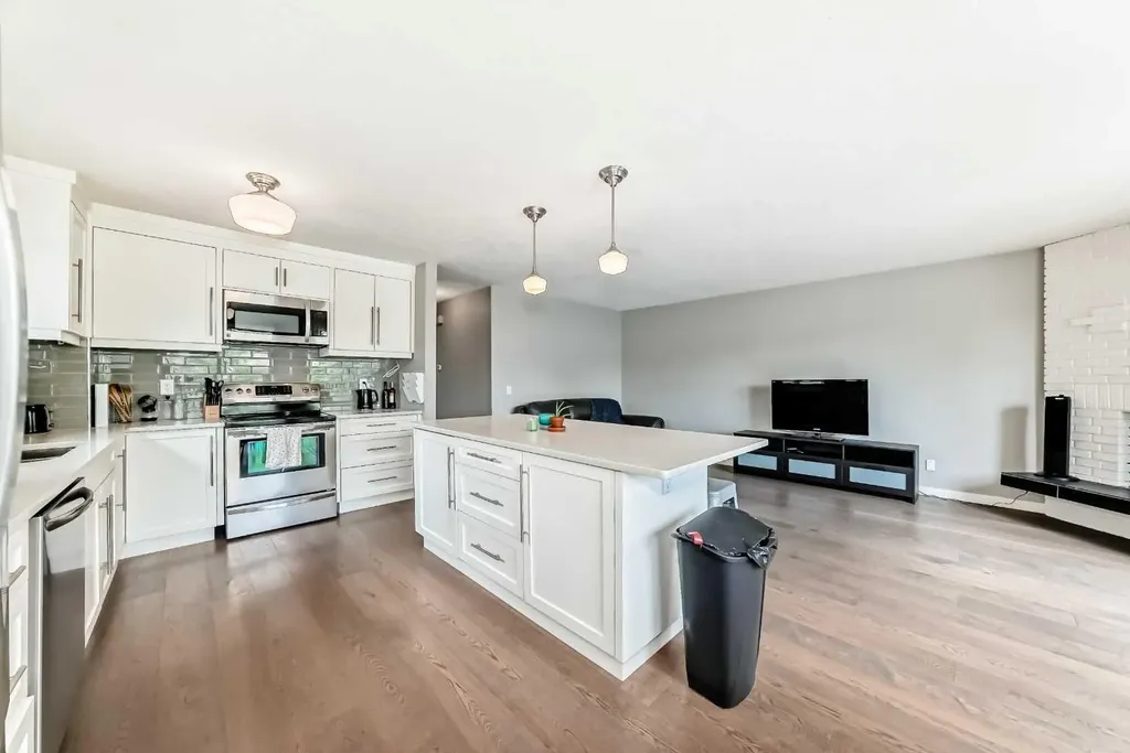 5233 17 Avenue NW Calgary AB T3B 4N6