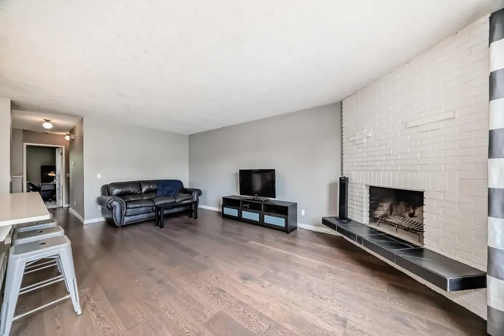 5233 17 Avenue NW Calgary AB T3B 4N6