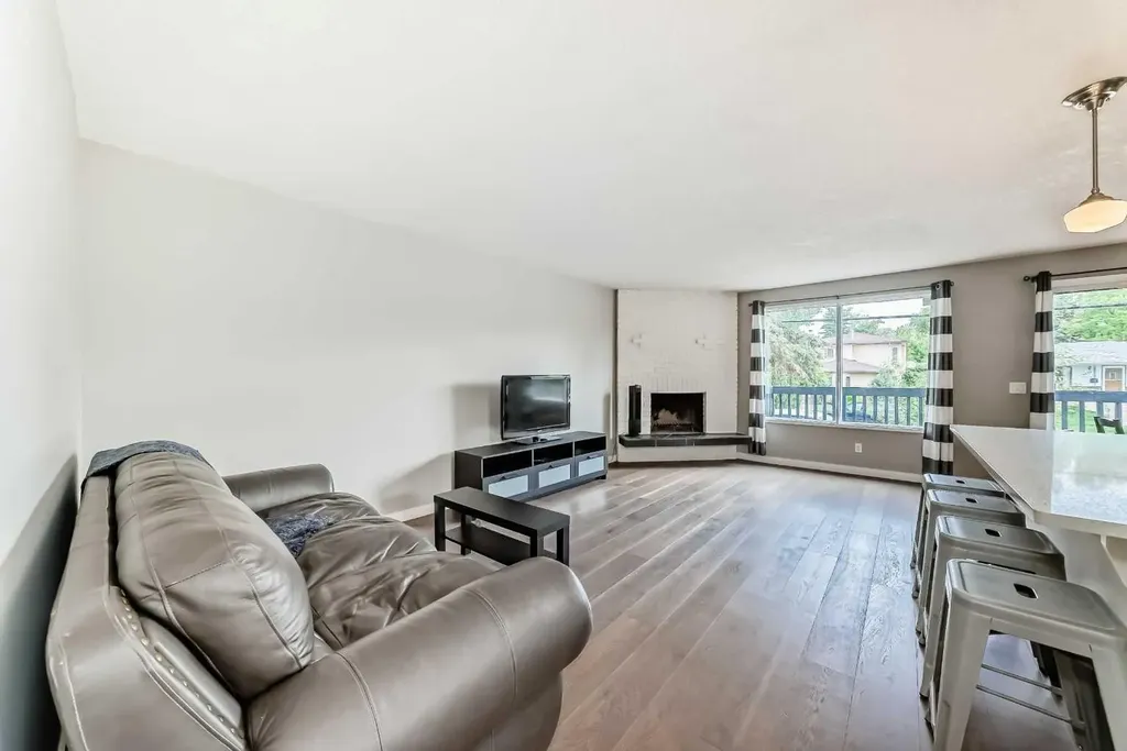 5233 17 Avenue NW Calgary AB T3B 4N6