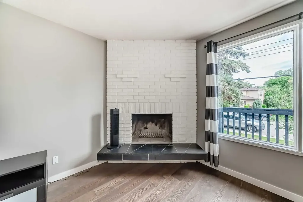 5233 17 Avenue NW Calgary AB T3B 4N6