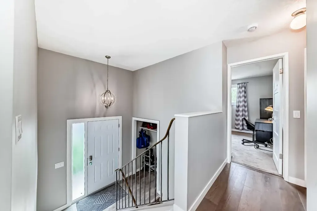 5233 17 Avenue NW Calgary AB T3B 4N6