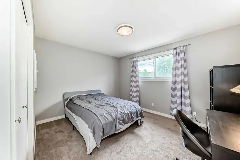 5233 17 Avenue NW Calgary AB T3B 4N6