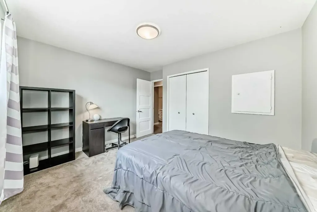 5233 17 Avenue NW Calgary AB T3B 4N6