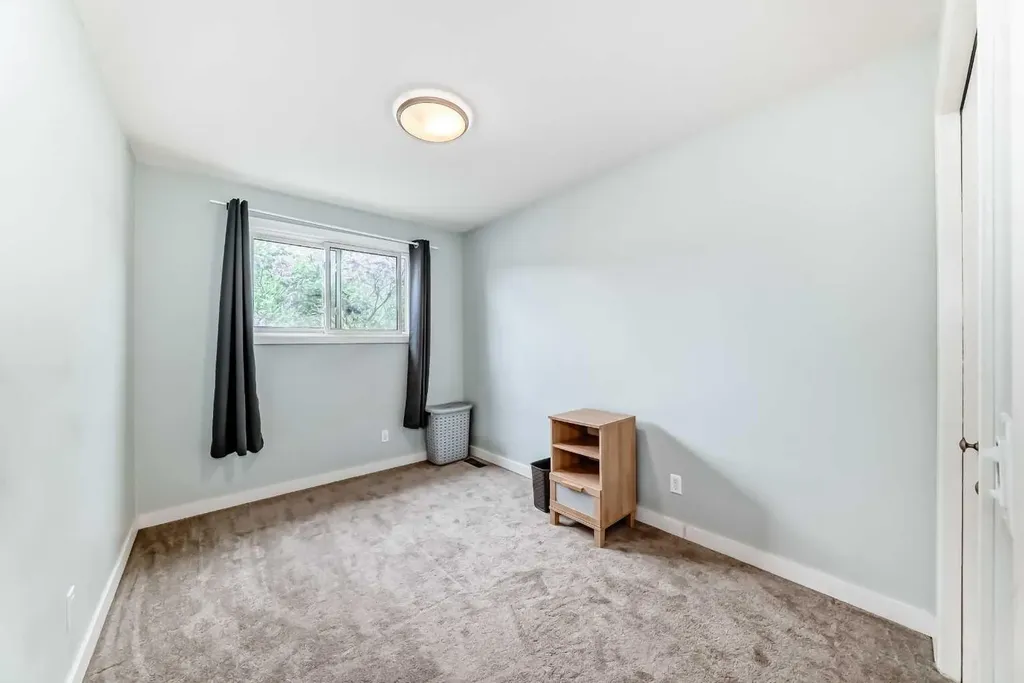5233 17 Avenue NW Calgary AB T3B 4N6