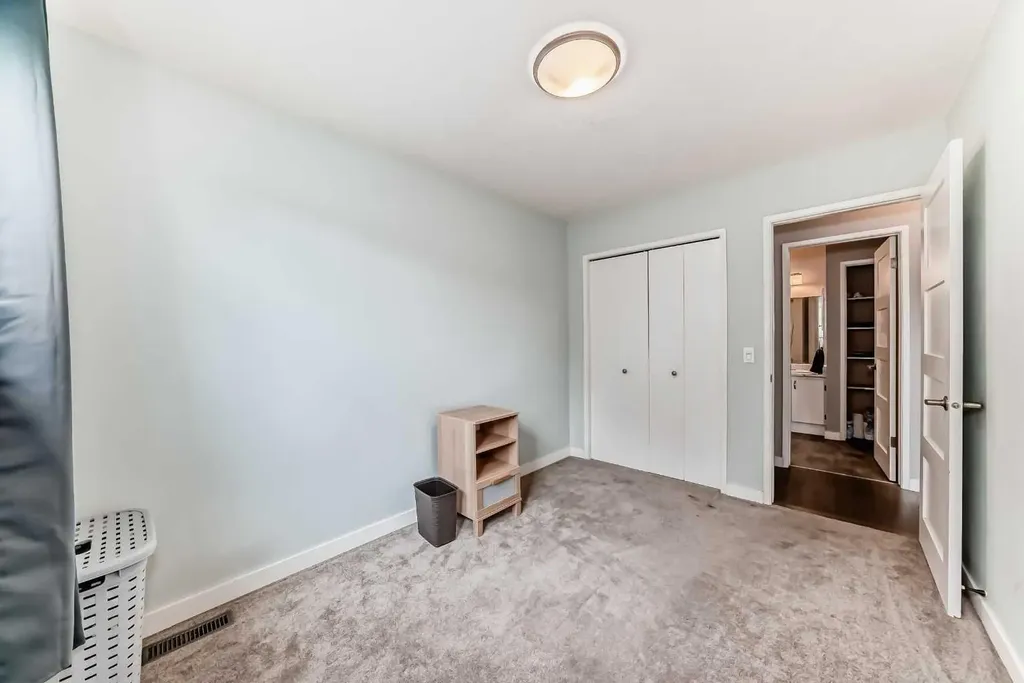 5233 17 Avenue NW Calgary AB T3B 4N6
