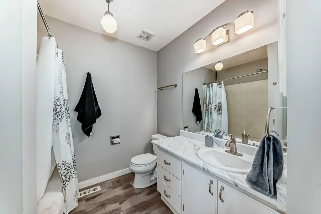 5233 17 Avenue NW Calgary AB T3B 4N6