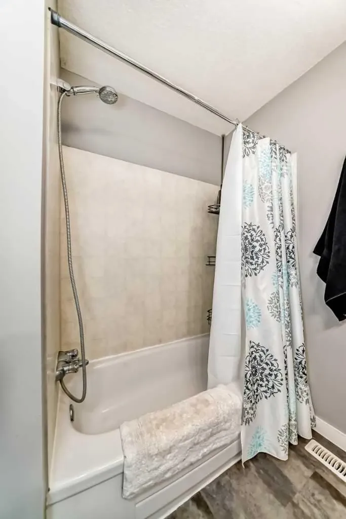 5233 17 Avenue NW Calgary AB T3B 4N6
