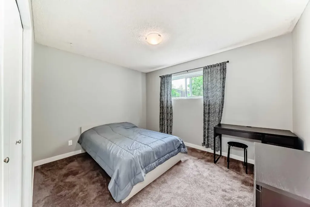 5233 17 Avenue NW Calgary AB T3B 4N6