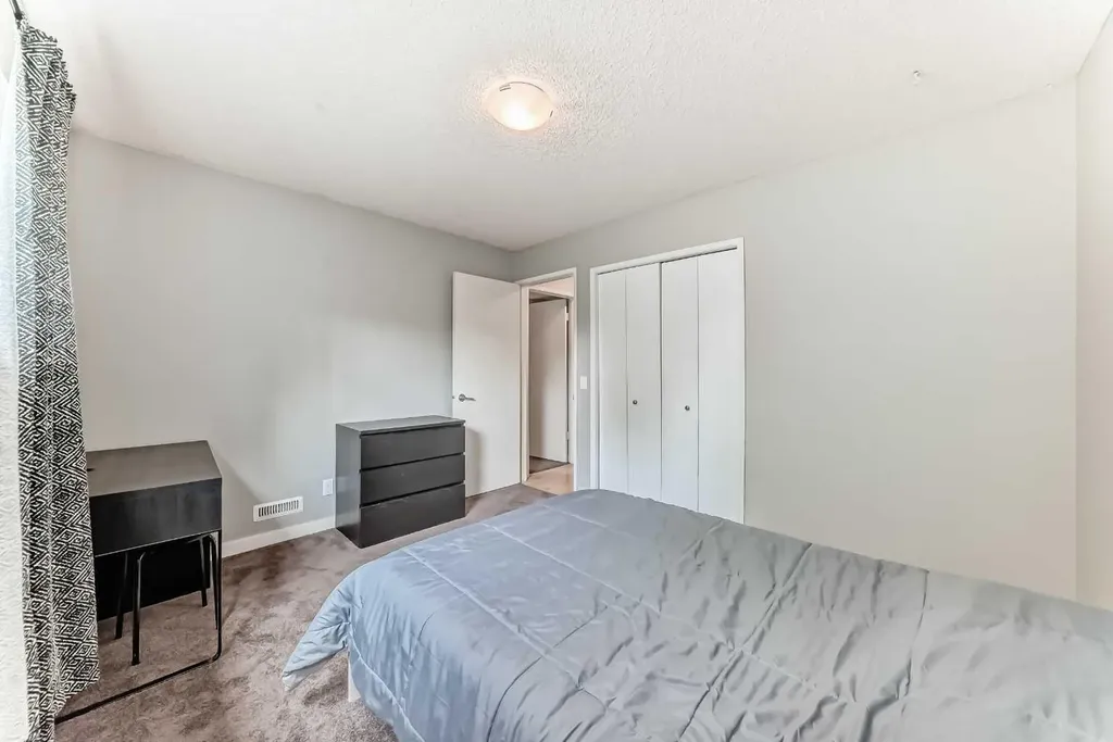 5233 17 Avenue NW Calgary AB T3B 4N6