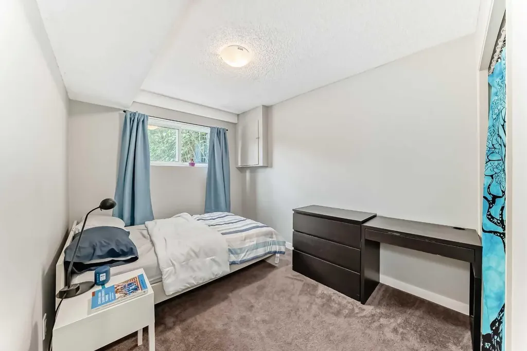 5233 17 Avenue NW Calgary AB T3B 4N6