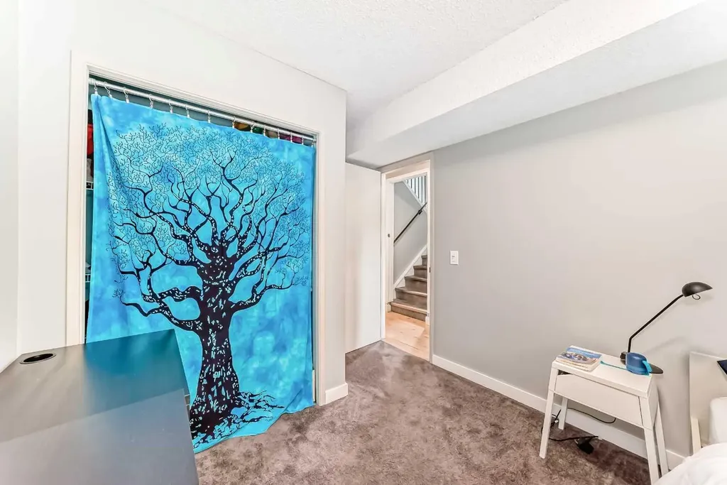 5233 17 Avenue NW Calgary AB T3B 4N6