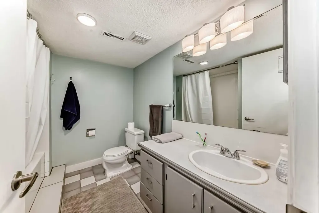 5233 17 Avenue NW Calgary AB T3B 4N6