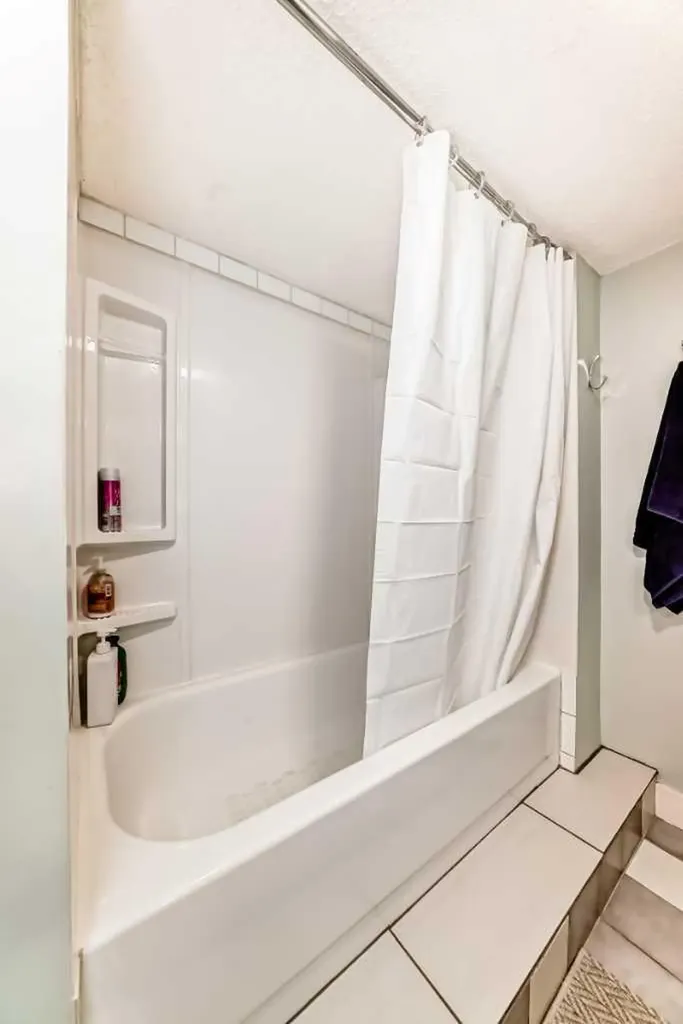 5233 17 Avenue NW Calgary AB T3B 4N6