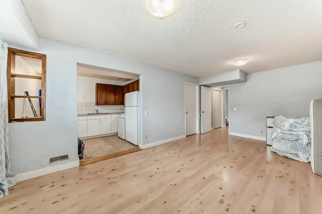 5233 17 Avenue NW Calgary AB T3B 4N6