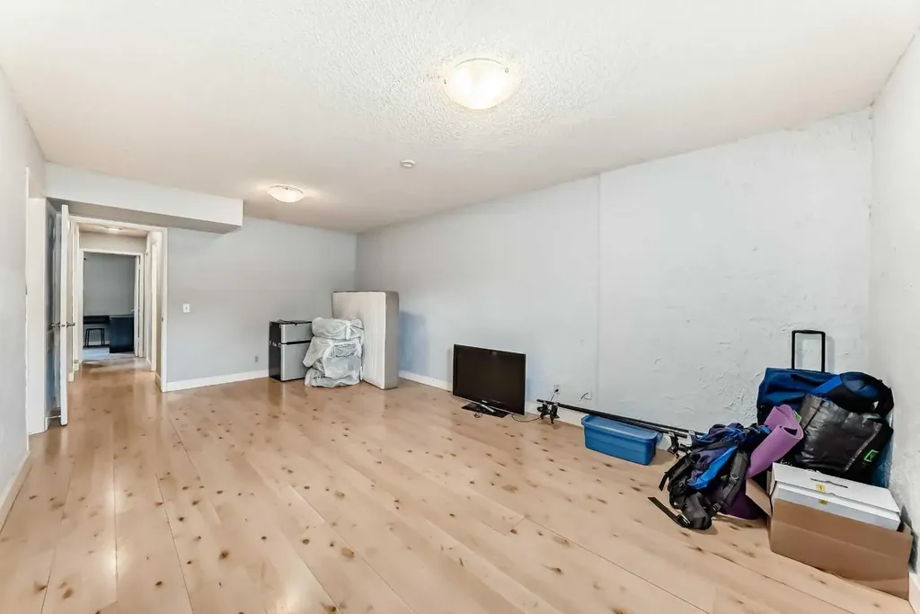 5233 17 Avenue NW Calgary AB T3B 4N6