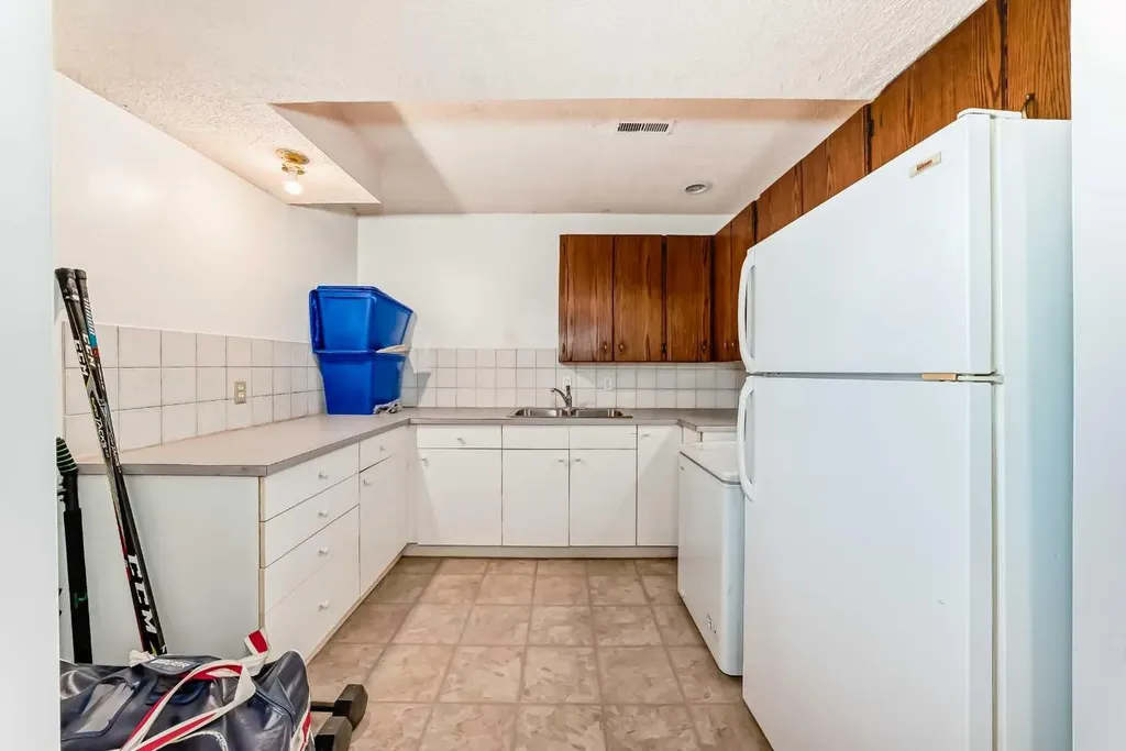 5233 17 Avenue NW Calgary AB T3B 4N6