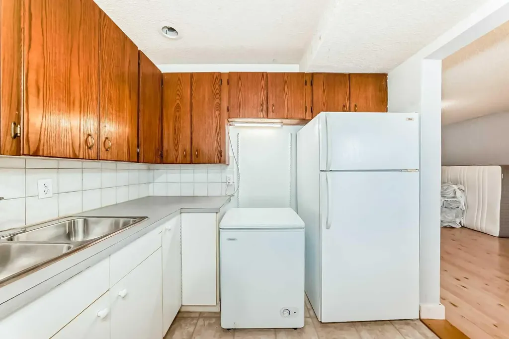 5233 17 Avenue NW Calgary AB T3B 4N6