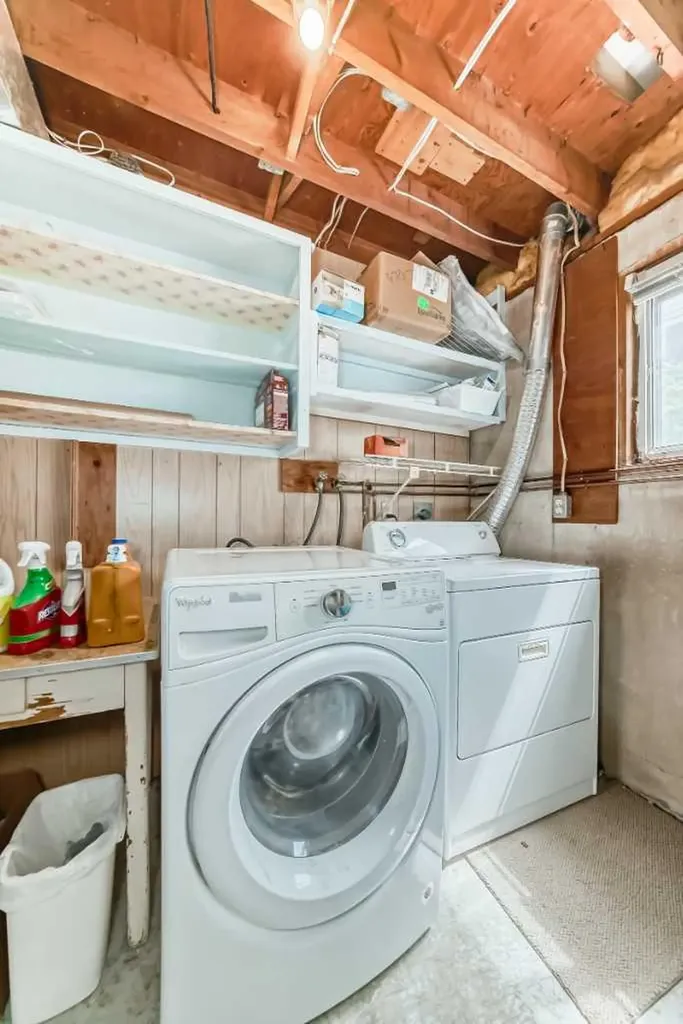 5233 17 Avenue NW Calgary AB T3B 4N6