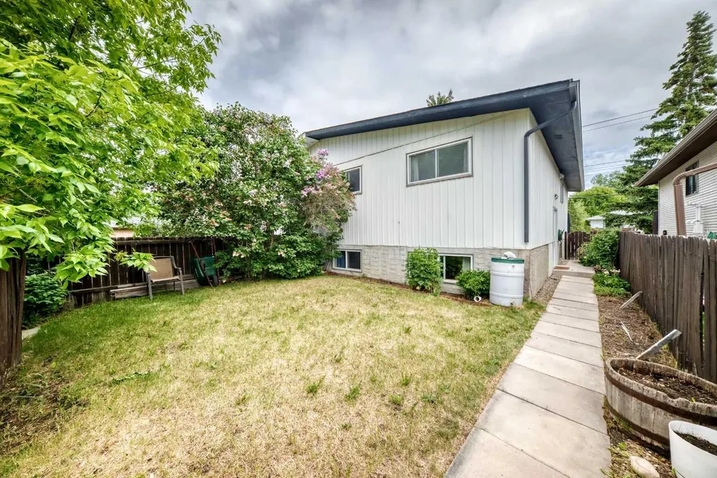 5233 17 Avenue NW Calgary AB T3B 4N6