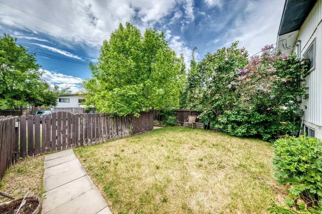 5233 17 Avenue NW Calgary AB T3B 4N6