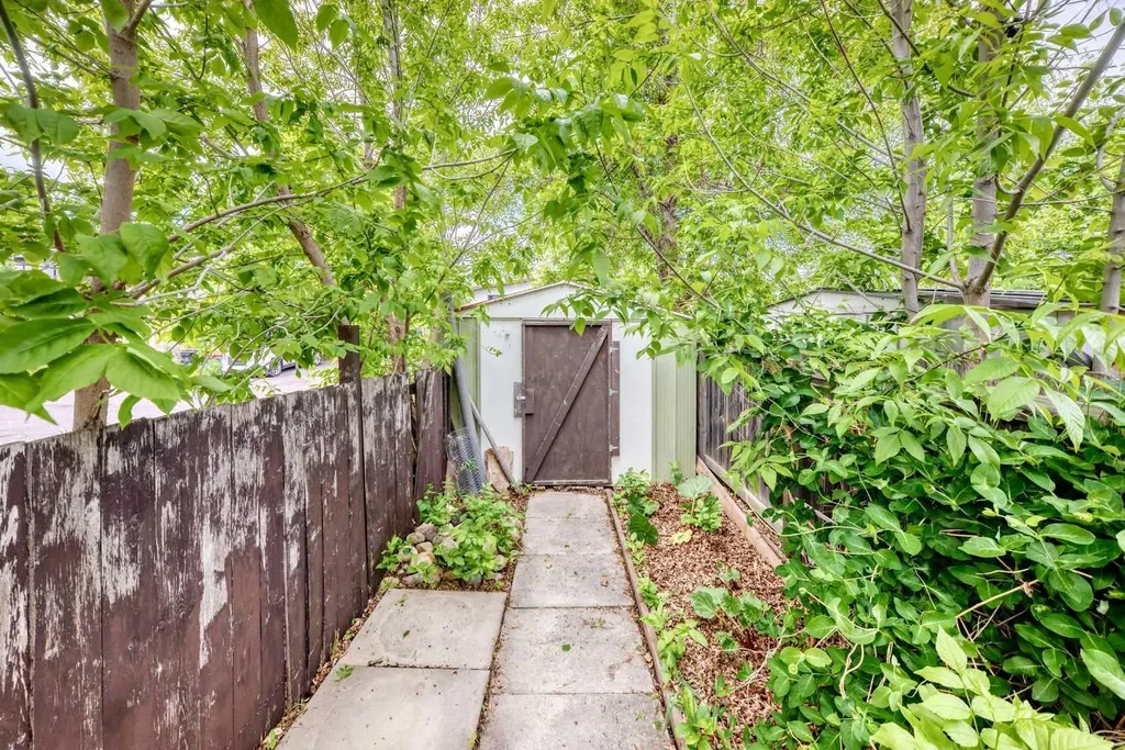 5233 17 Avenue NW Calgary AB T3B 4N6