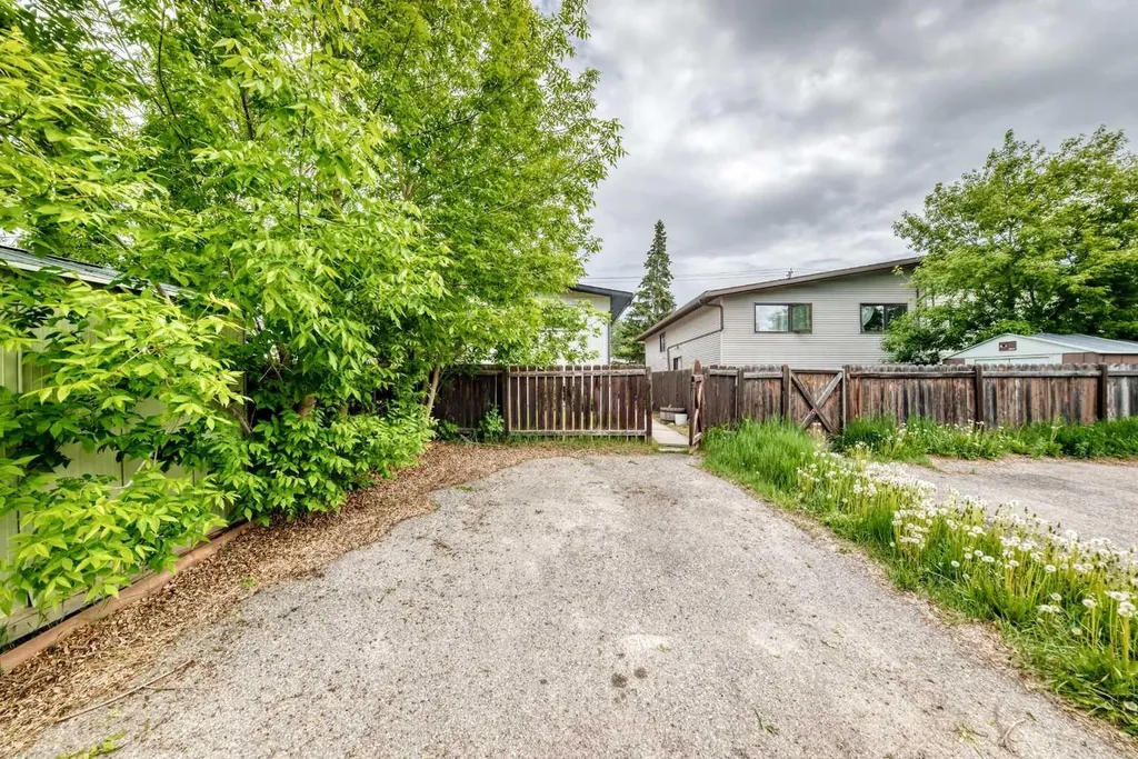 5233 17 Avenue NW Calgary AB T3B 4N6