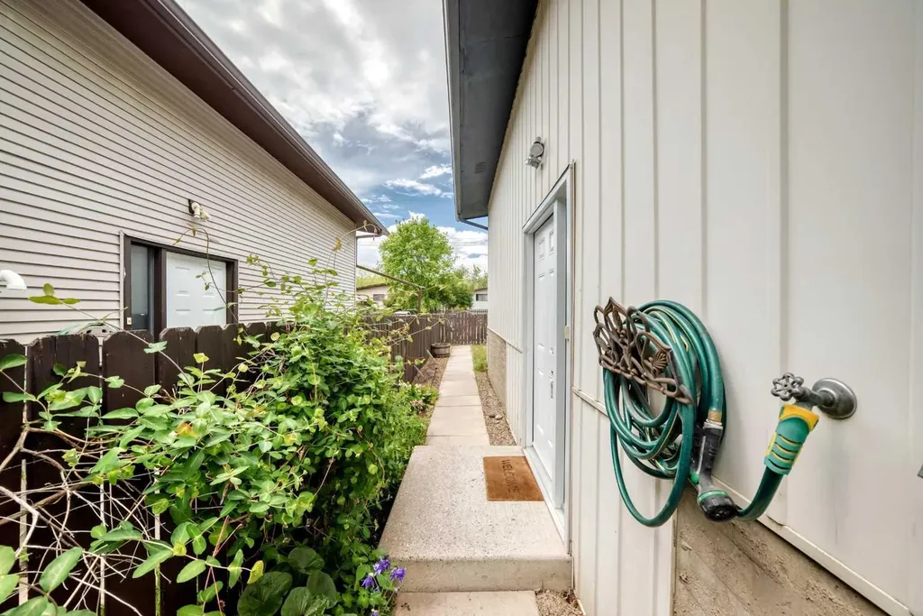 5233 17 Avenue NW Calgary AB T3B 4N6