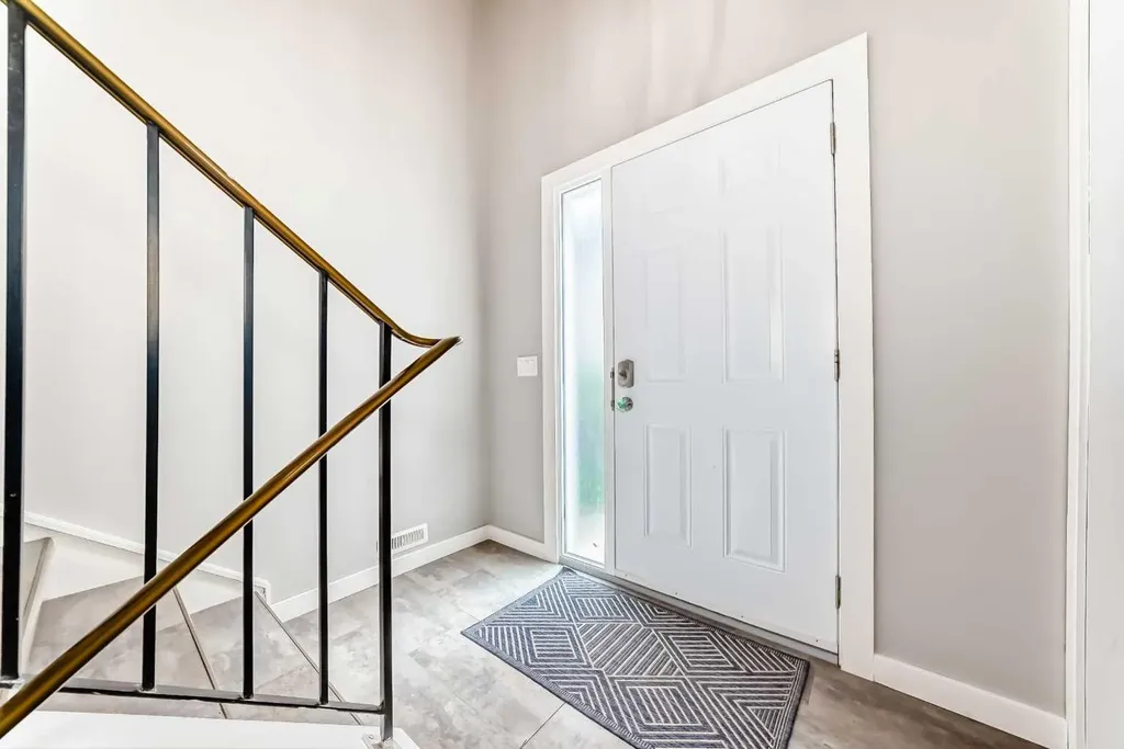 5233 17 Avenue NW Calgary AB T3B 4N6