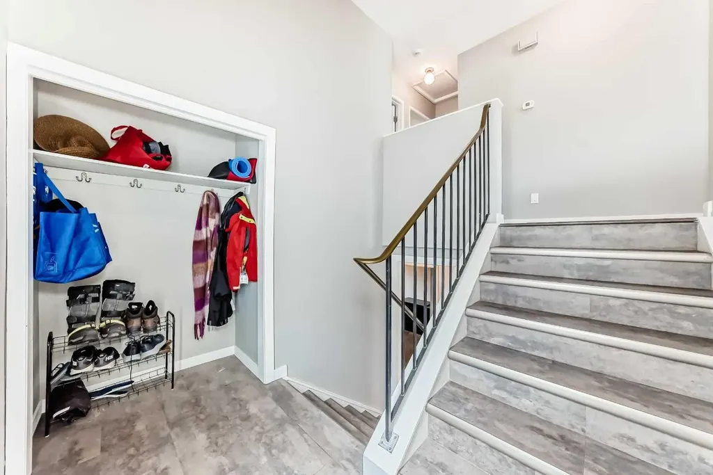 5233 17 Avenue NW Calgary AB T3B 4N6