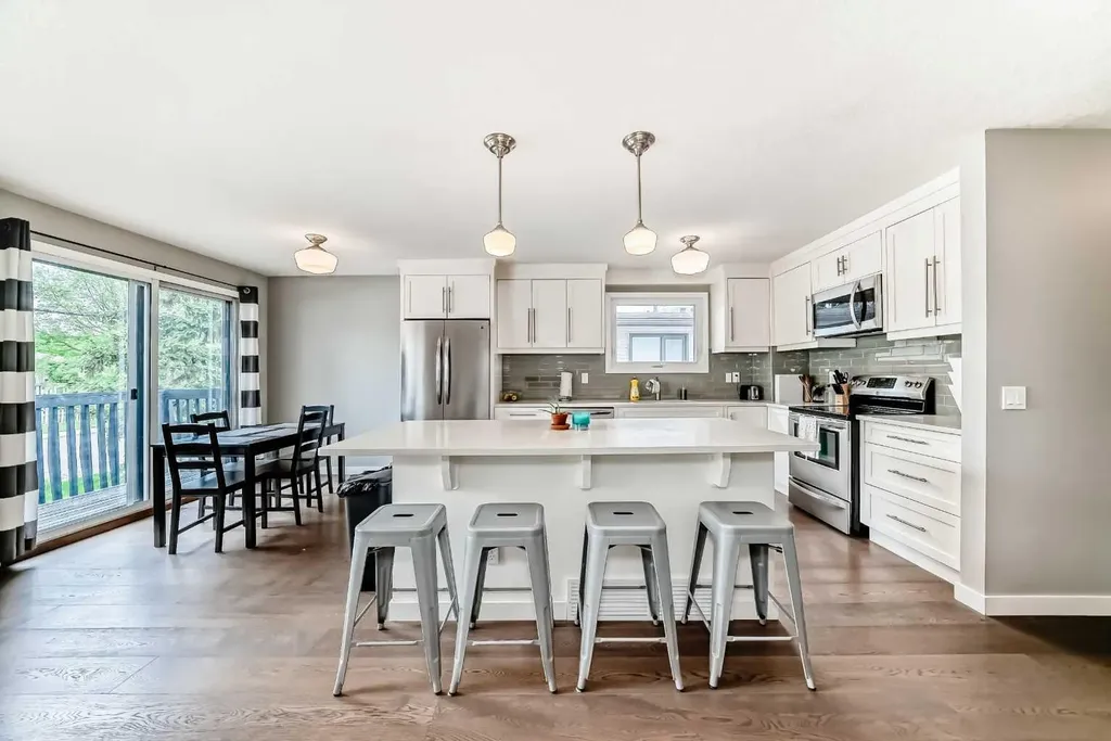 5233 17 Avenue NW Calgary AB T3B 4N6