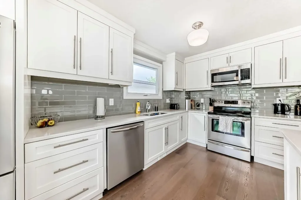 5233 17 Avenue NW Calgary AB T3B 4N6