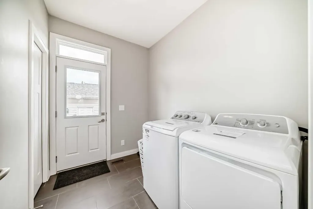 246 Cooperswood Green SW Airdrie AB T4B 3Y6
