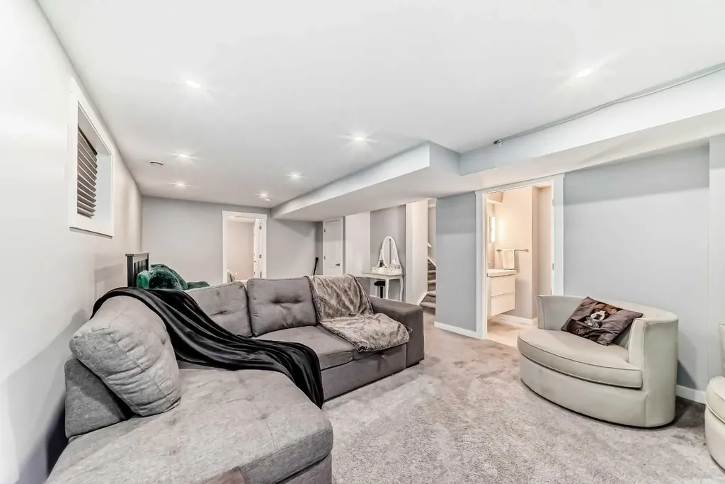 246 Cooperswood Green SW Airdrie AB T4B 3Y6