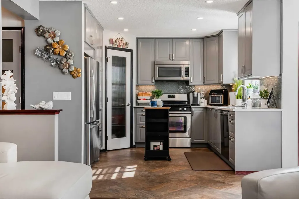22 Hidden Valley Manor NW Calgary AB T3A5V4