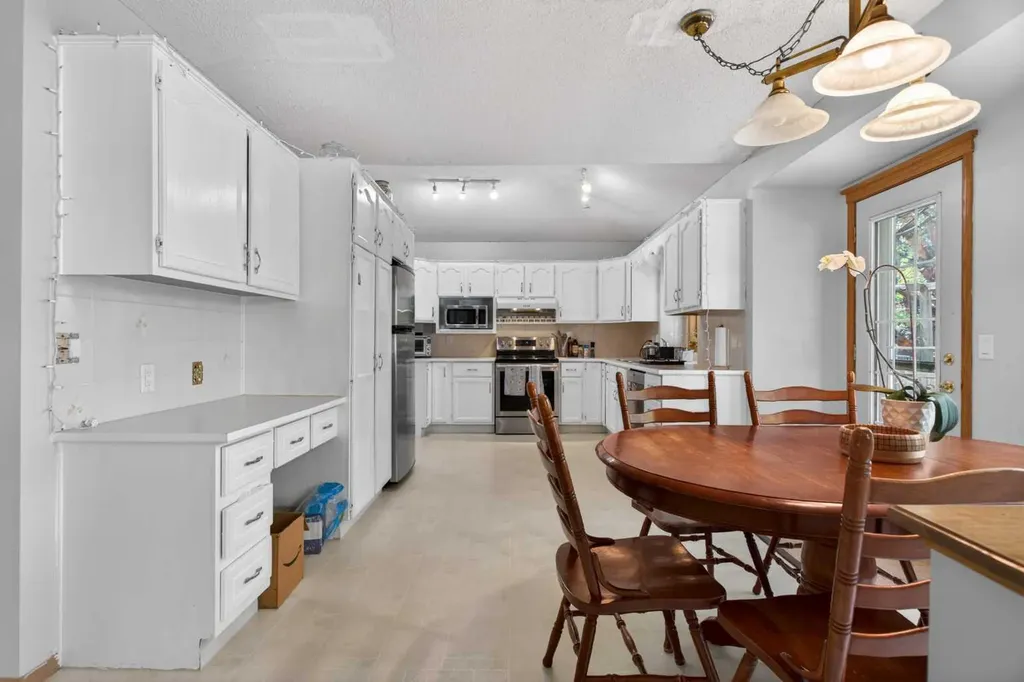 60 Scandia Hill NW Calgary AB T3L 1T8