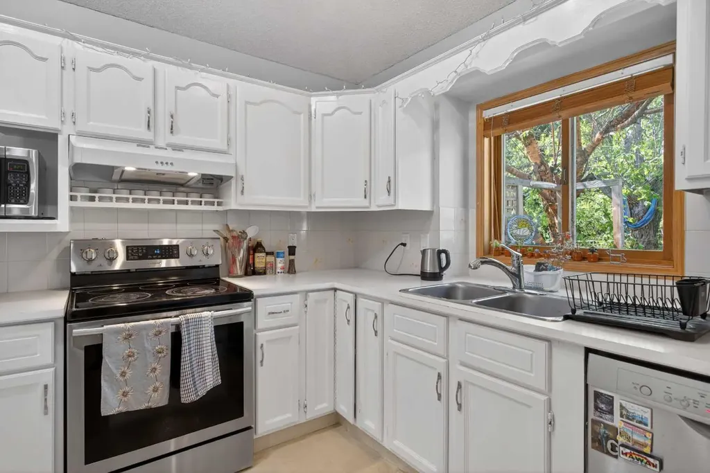 60 Scandia Hill NW Calgary AB T3L 1T8
