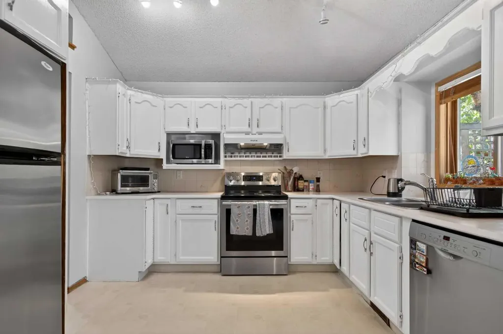 60 Scandia Hill NW Calgary AB T3L 1T8