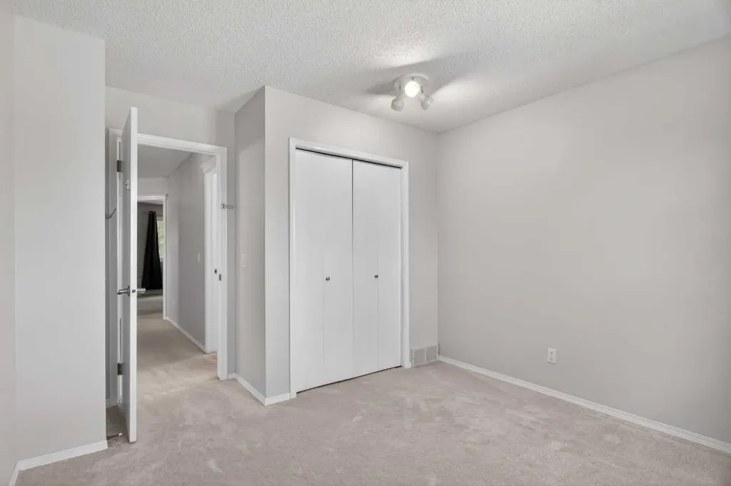 60 Scandia Hill NW Calgary AB T3L 1T8