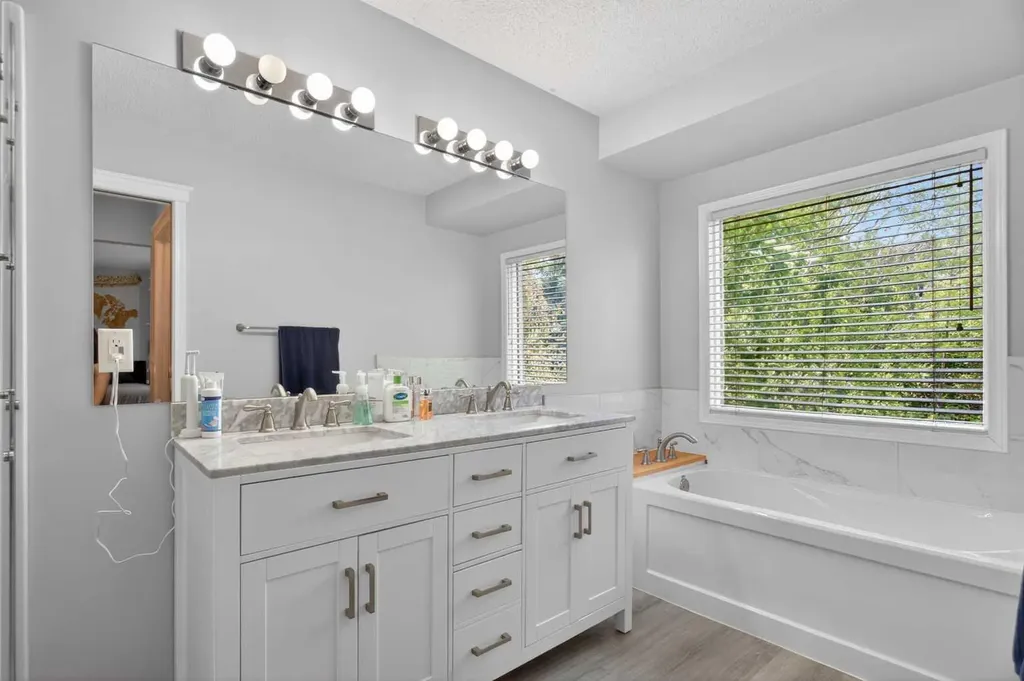 60 Scandia Hill NW Calgary AB T3L 1T8