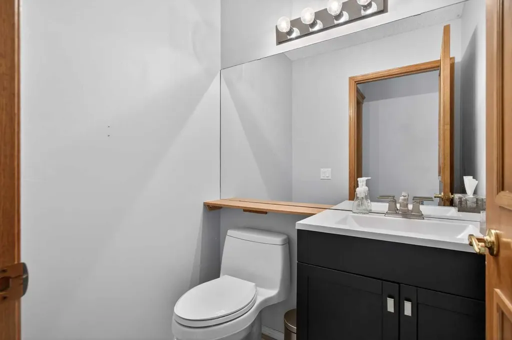 60 Scandia Hill NW Calgary AB T3L 1T8