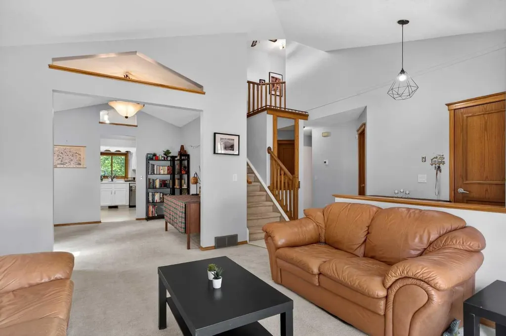60 Scandia Hill NW Calgary AB T3L 1T8