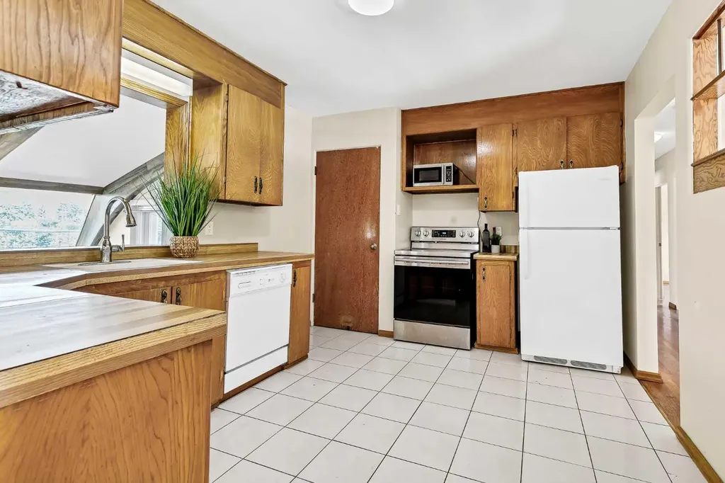 47 Clarendon Road NW Calgary AB T2L 0P2