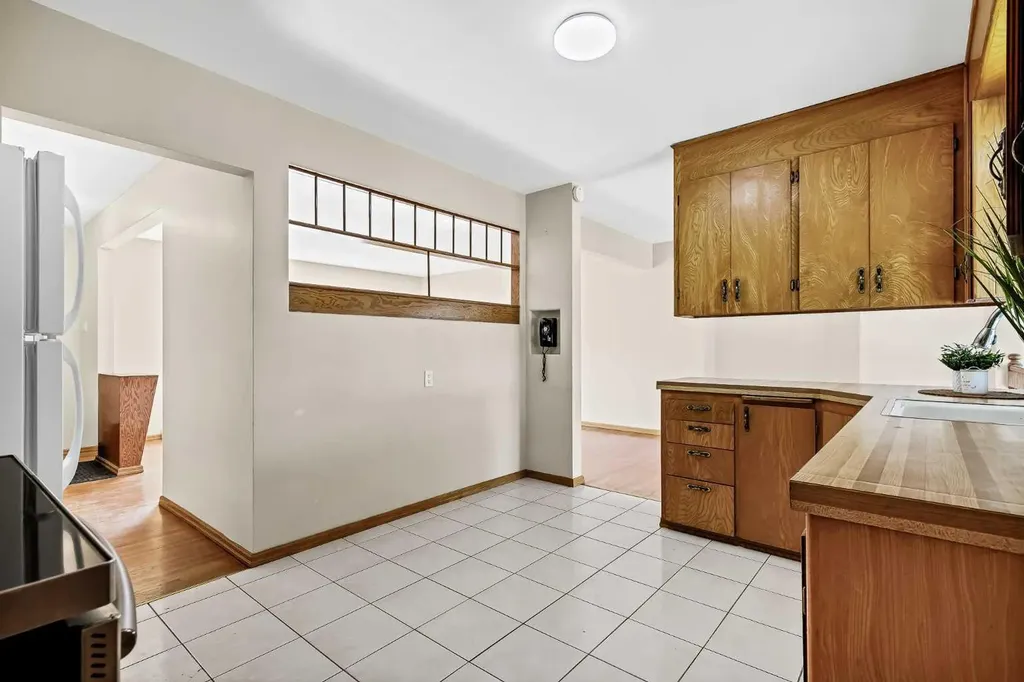 47 Clarendon Road NW Calgary AB T2L 0P2