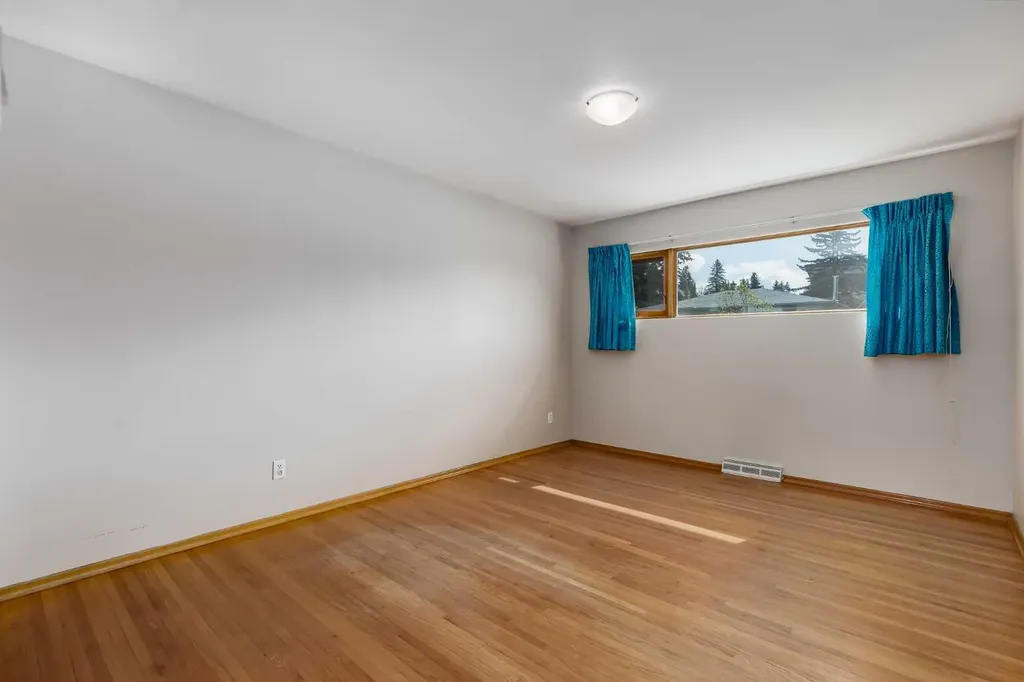 47 Clarendon Road NW Calgary AB T2L 0P2